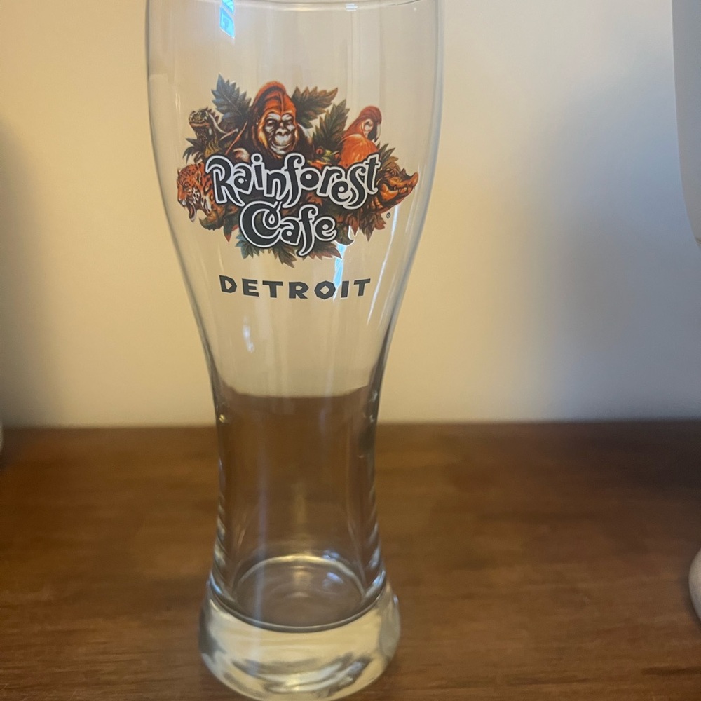 Rainforest Cafe Detroit Glass